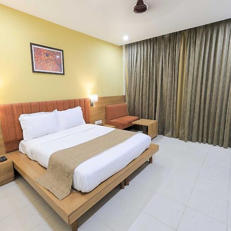 Palette Hotel Surya Vadodara Exterior foto