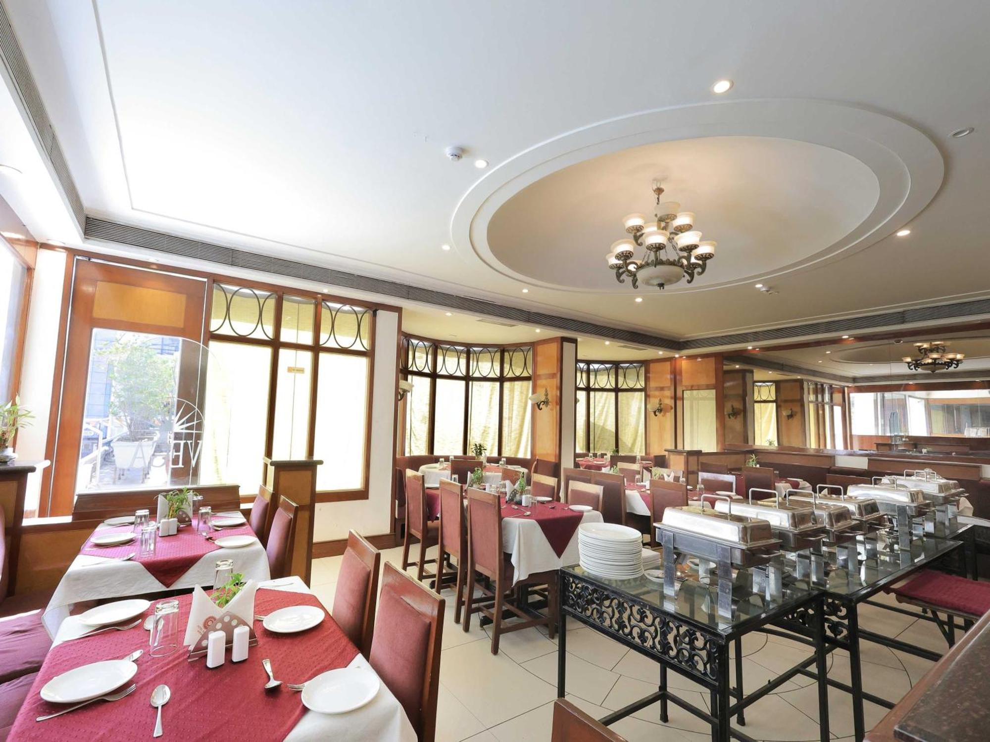 Palette Hotel Surya Vadodara Exterior foto