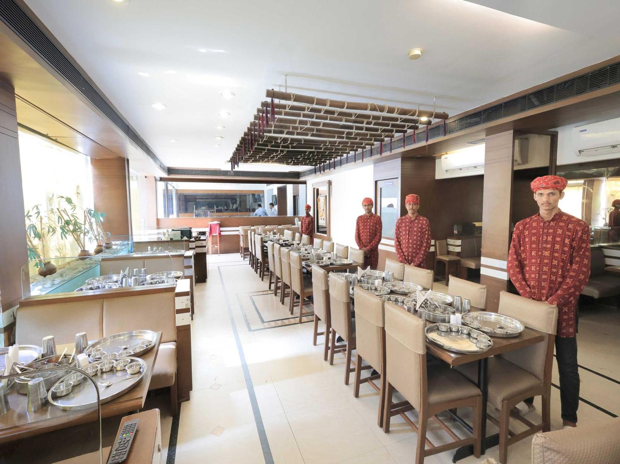 Palette Hotel Surya Vadodara Exterior foto