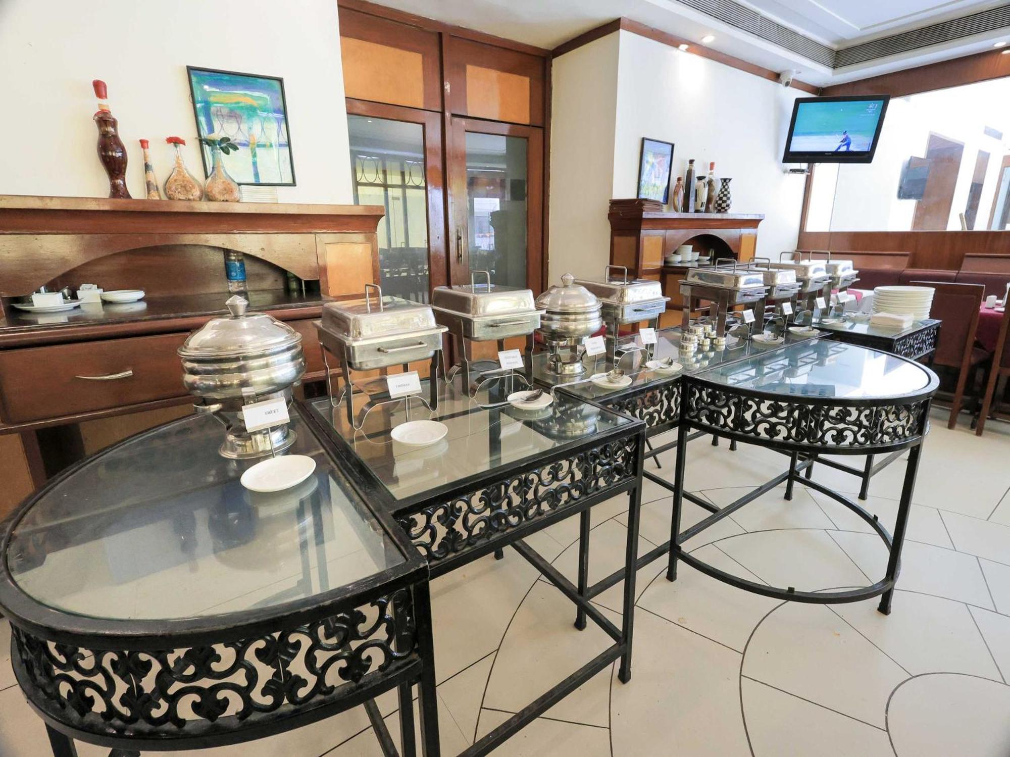 Palette Hotel Surya Vadodara Exterior foto
