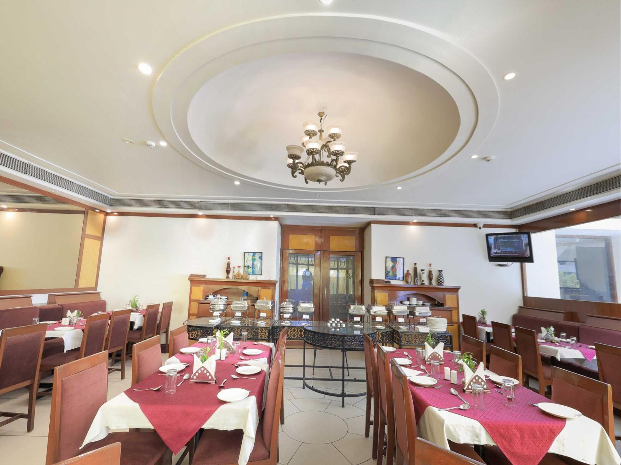 Palette Hotel Surya Vadodara Exterior foto