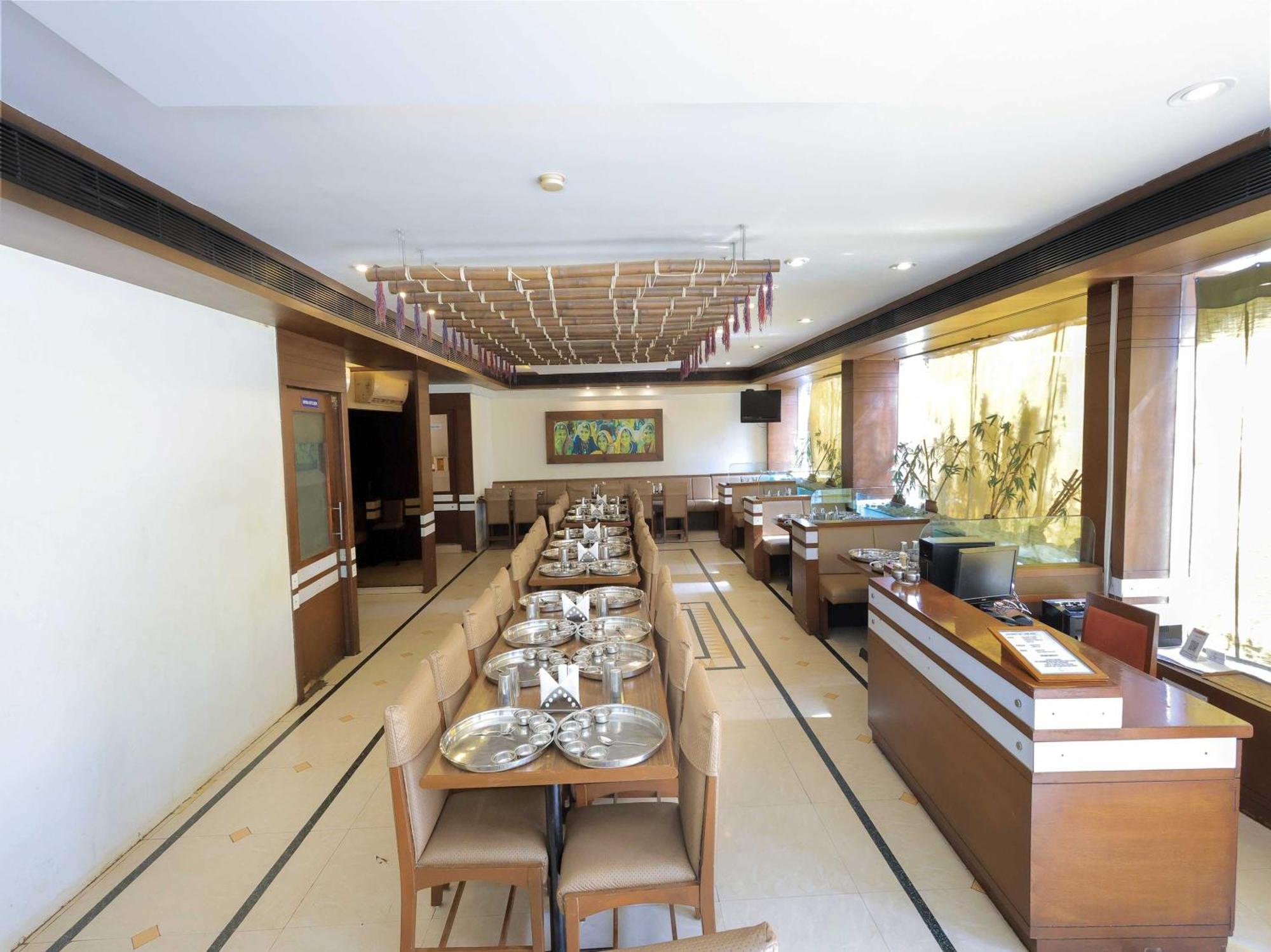 Palette Hotel Surya Vadodara Exterior foto