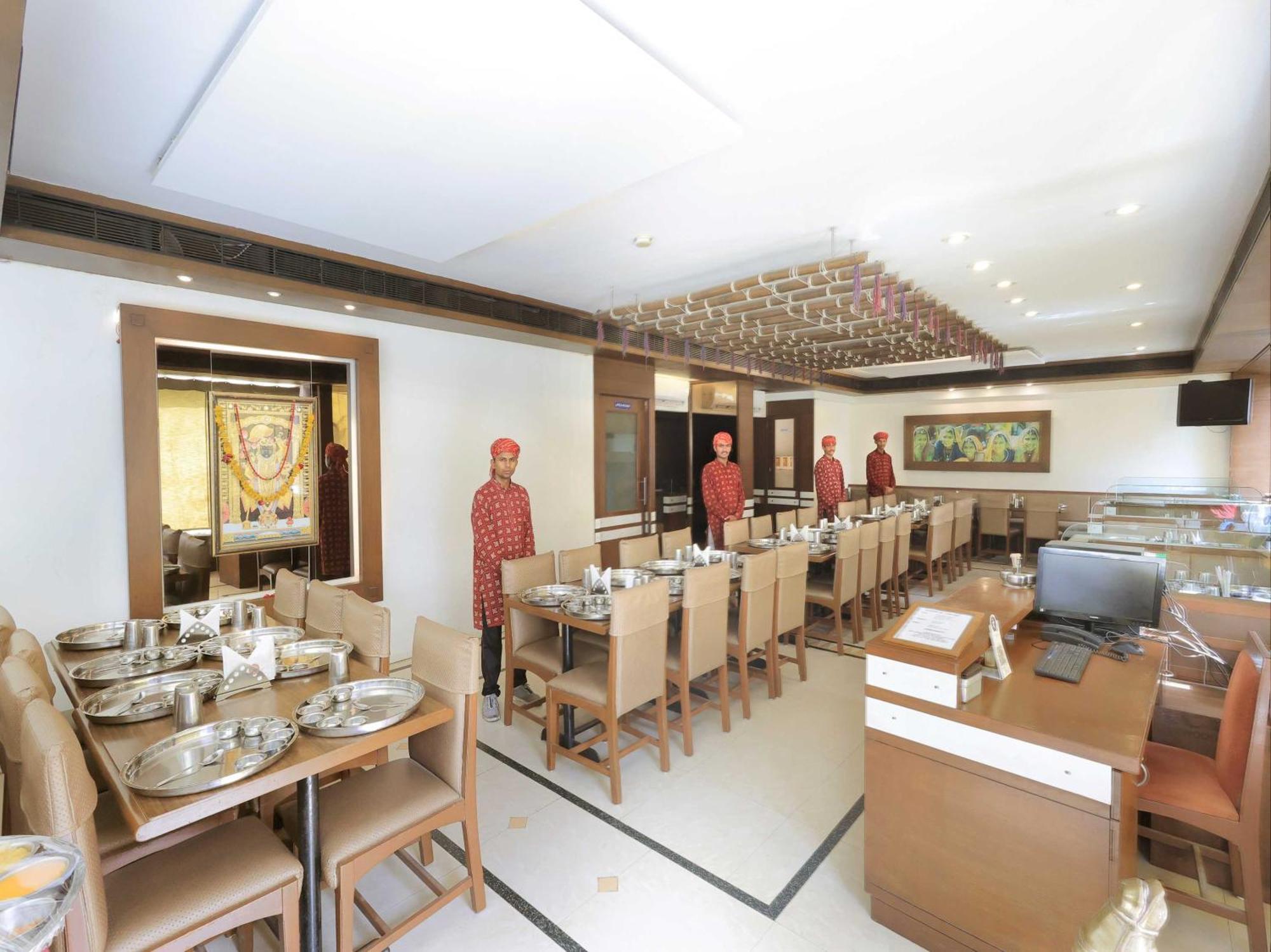 Palette Hotel Surya Vadodara Exterior foto