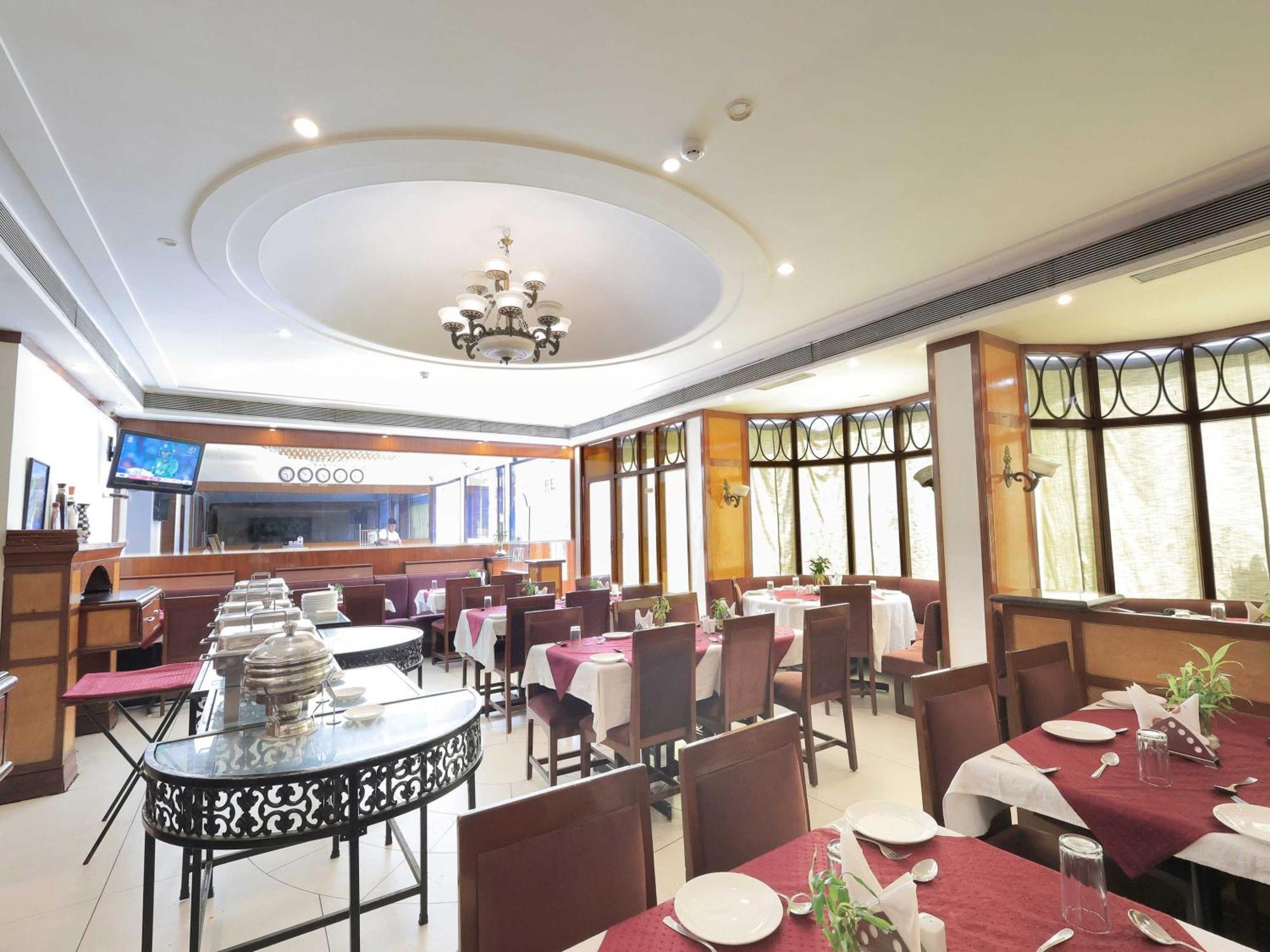 Palette Hotel Surya Vadodara Exterior foto