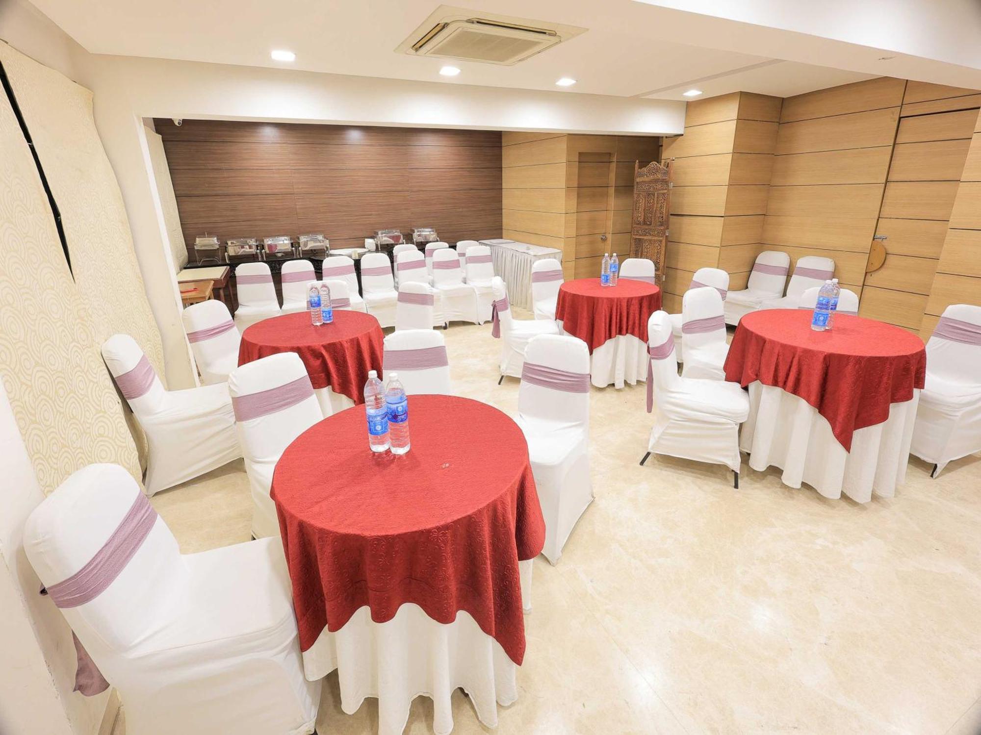 Palette Hotel Surya Vadodara Exterior foto