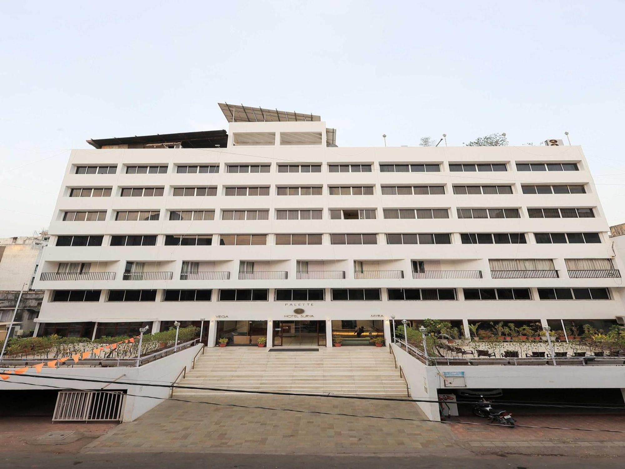 Palette Hotel Surya Vadodara Exterior foto