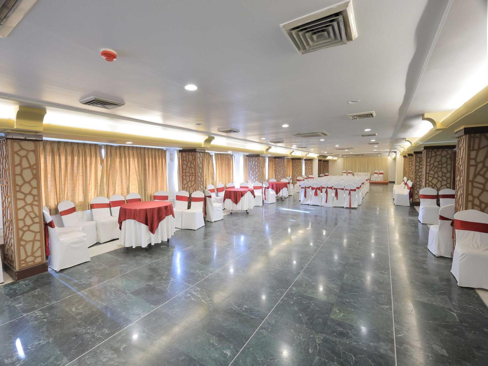 Palette Hotel Surya Vadodara Exterior foto