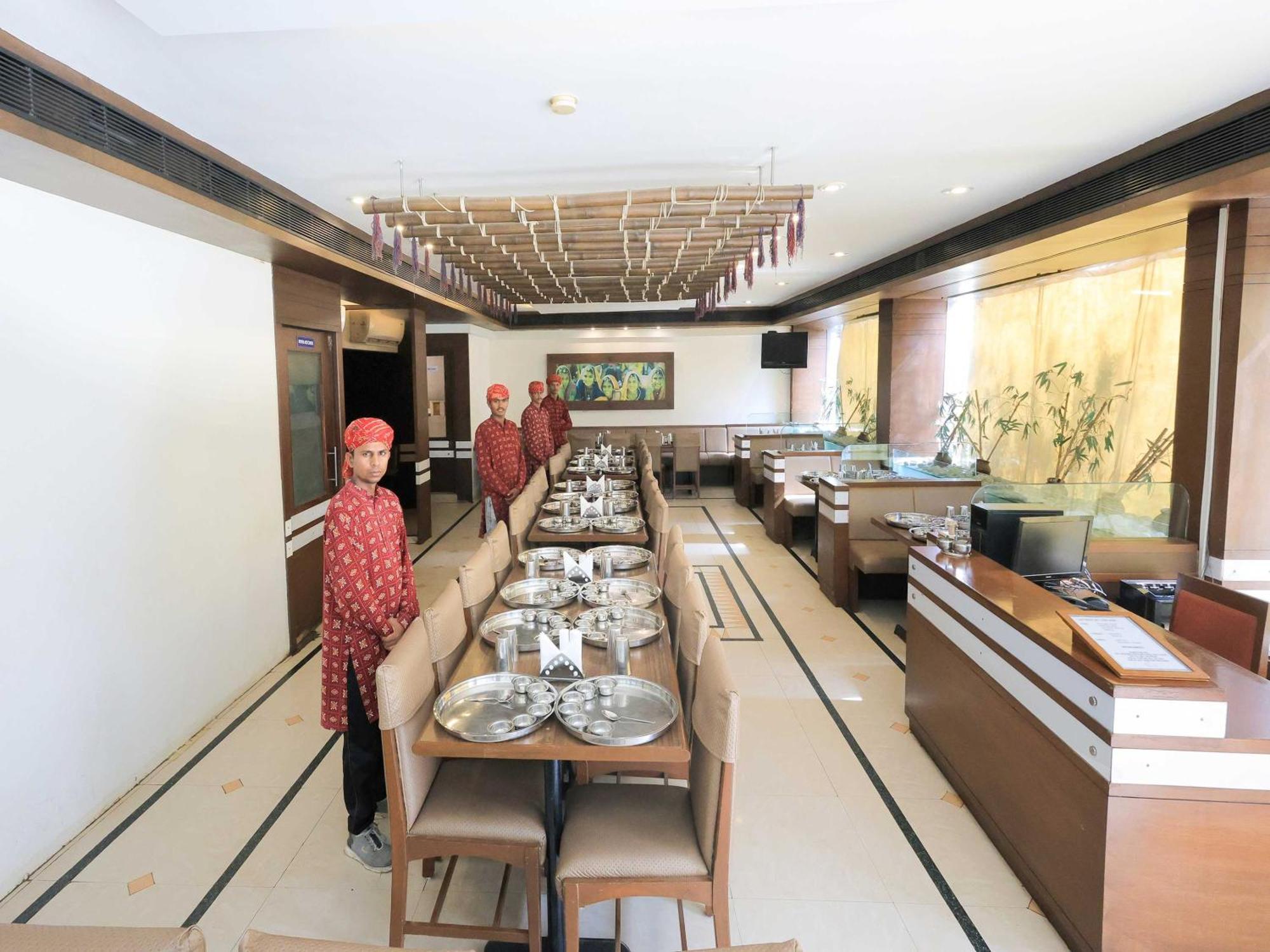 Palette Hotel Surya Vadodara Exterior foto
