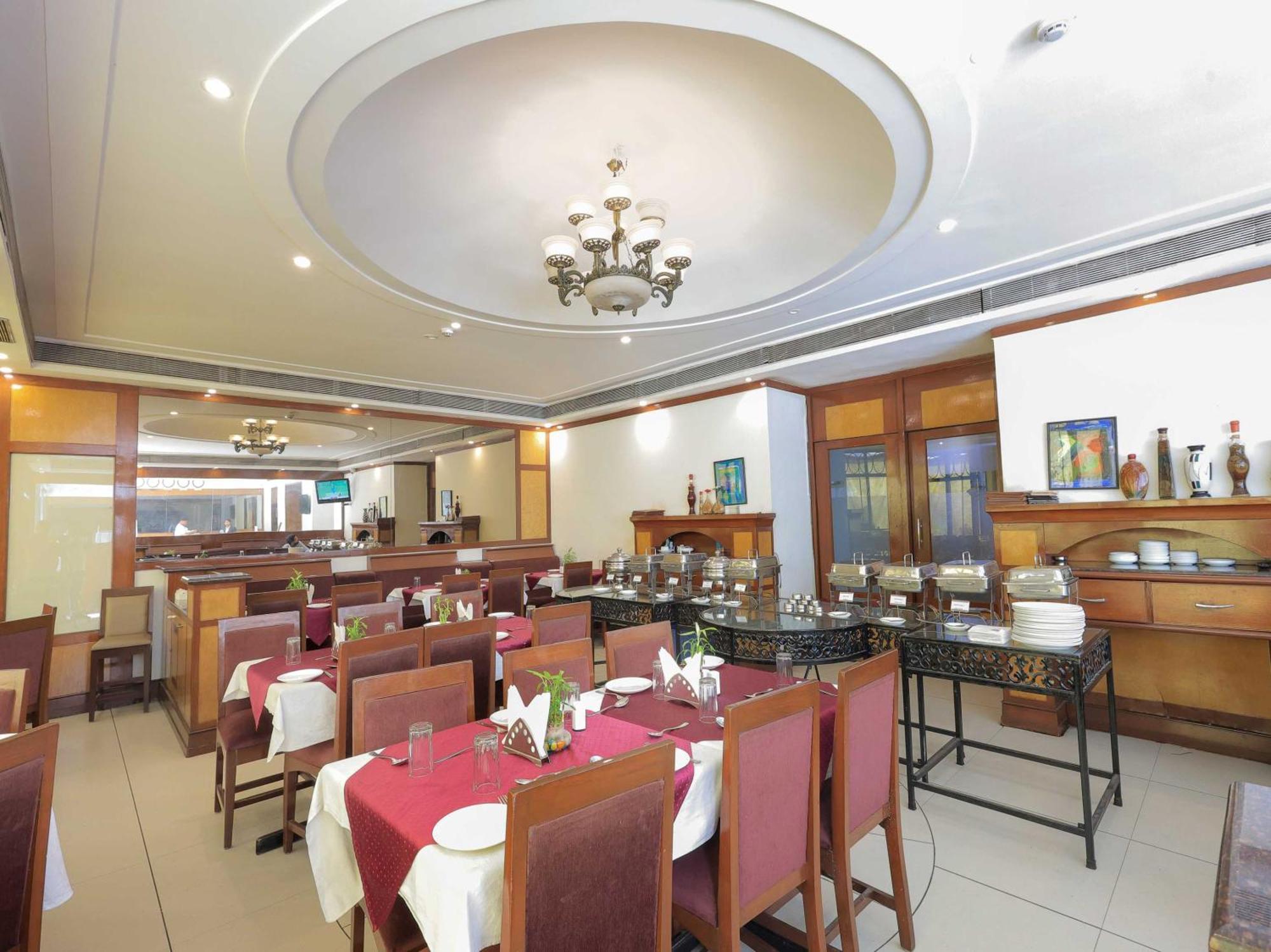 Palette Hotel Surya Vadodara Exterior foto