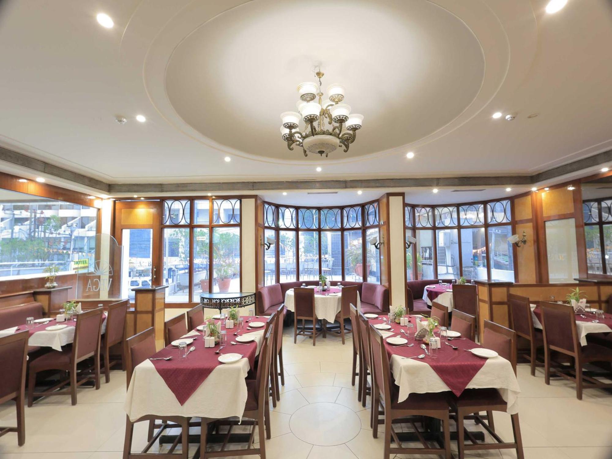 Palette Hotel Surya Vadodara Exterior foto