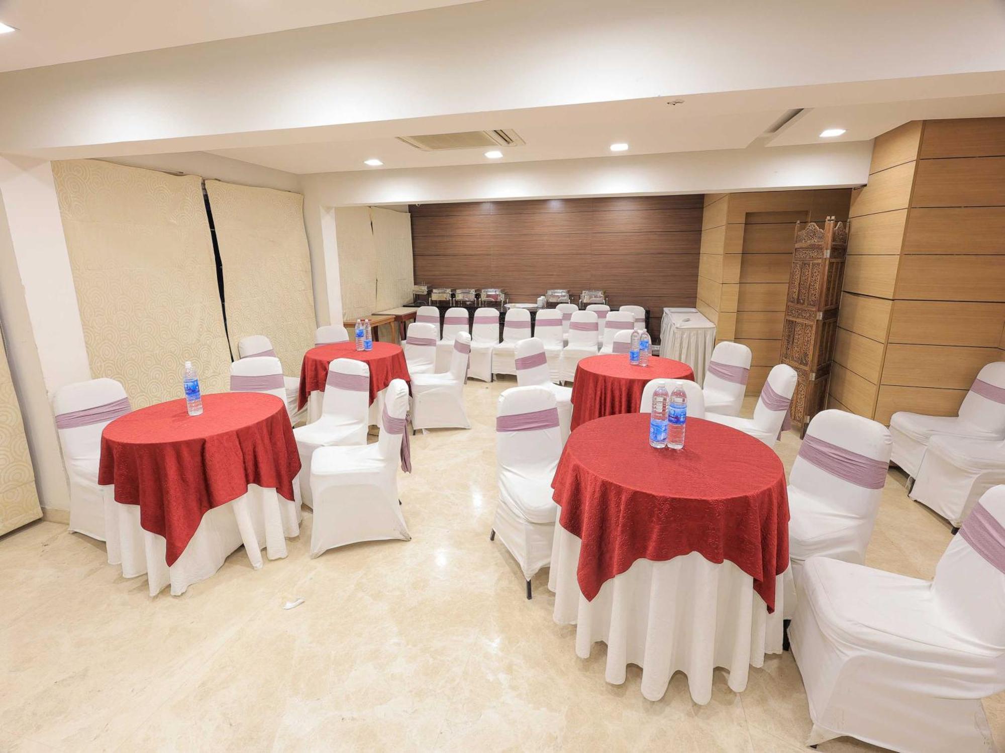 Palette Hotel Surya Vadodara Exterior foto