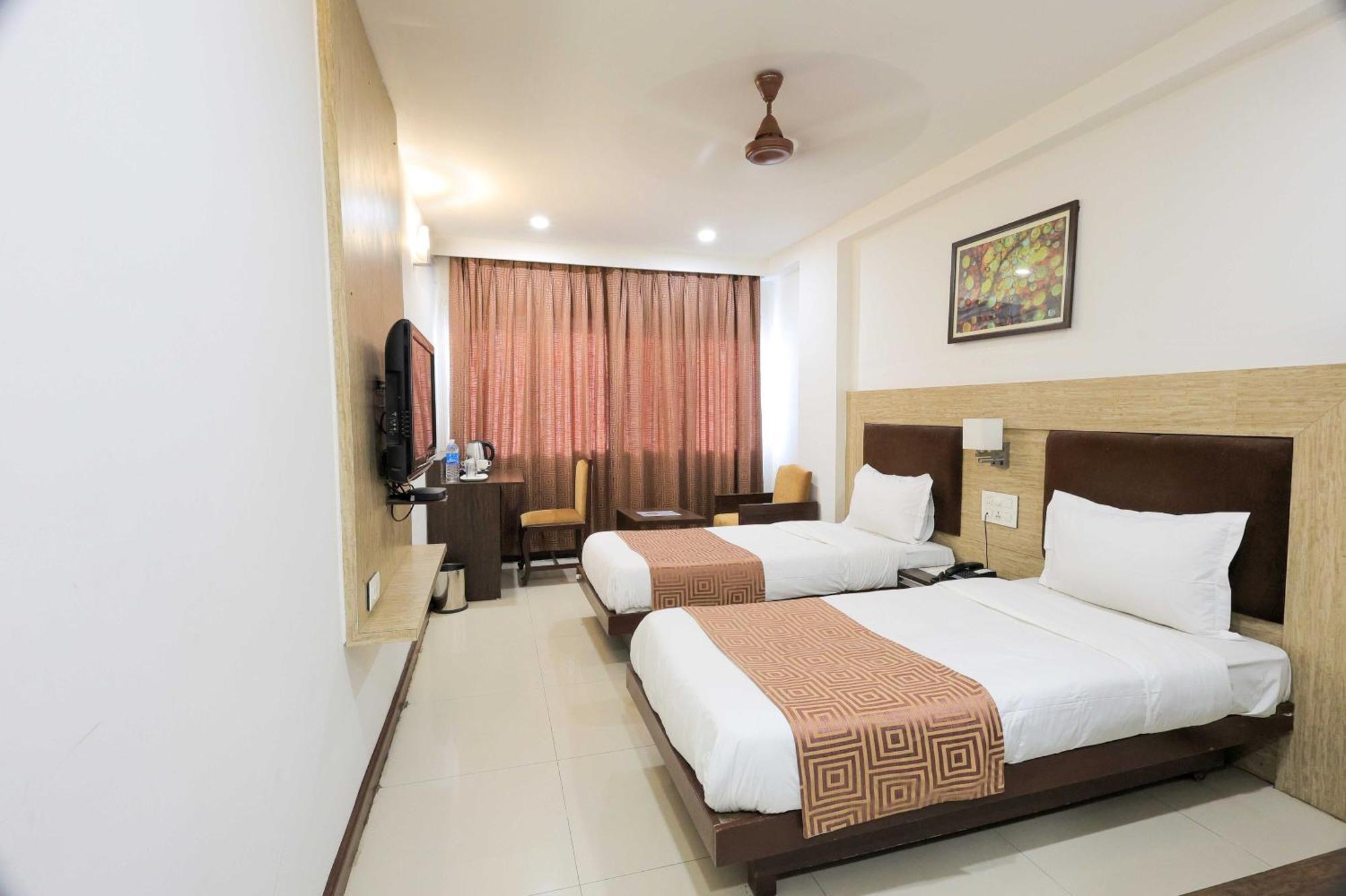 Palette Hotel Surya Vadodara Exterior foto
