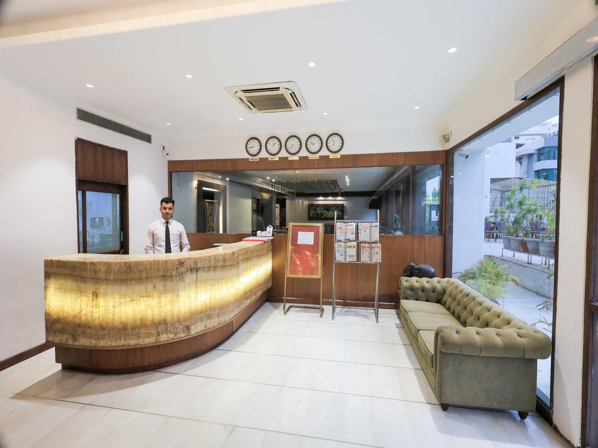 Palette Hotel Surya Vadodara Exterior foto