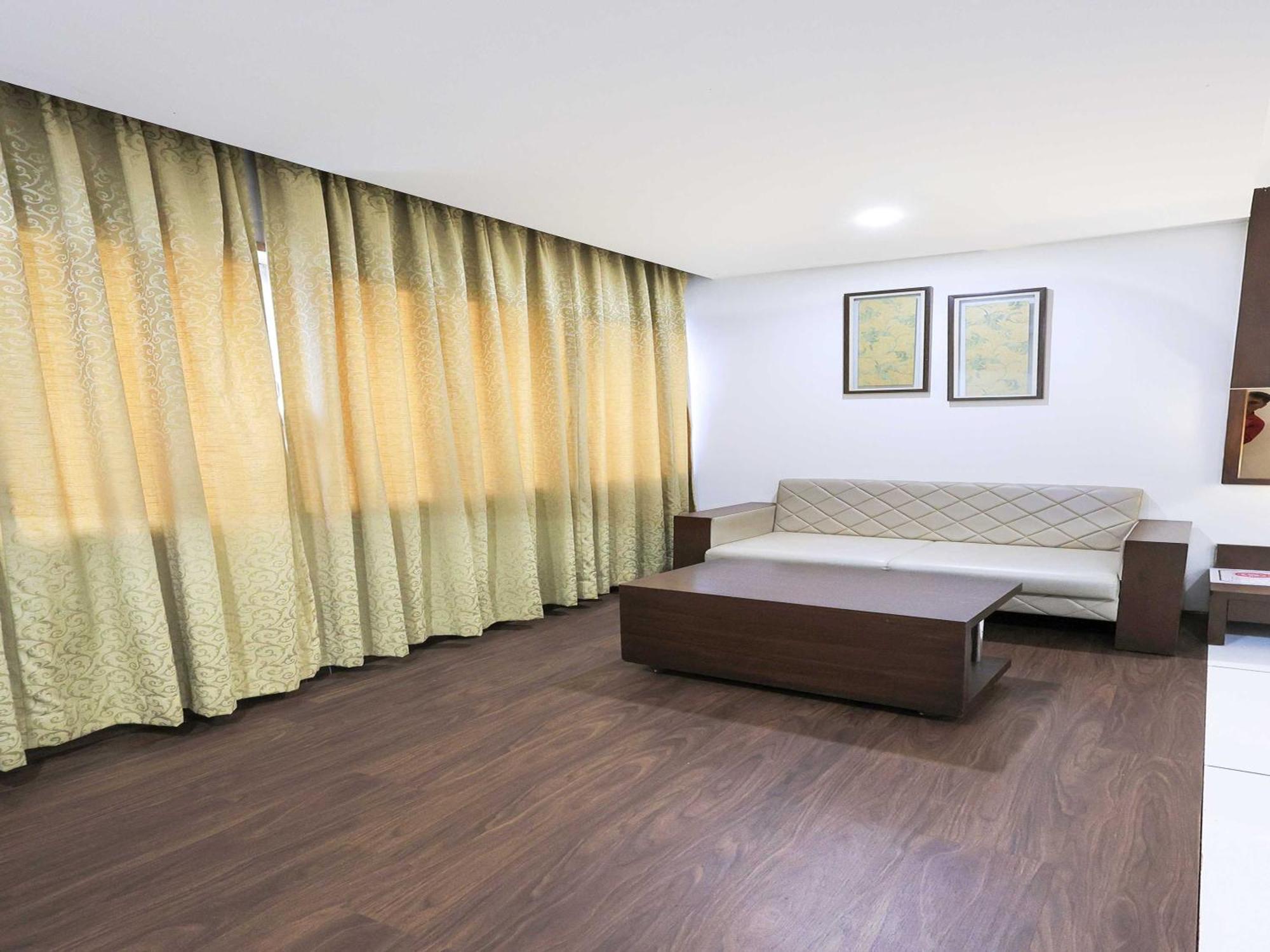 Palette Hotel Surya Vadodara Exterior foto
