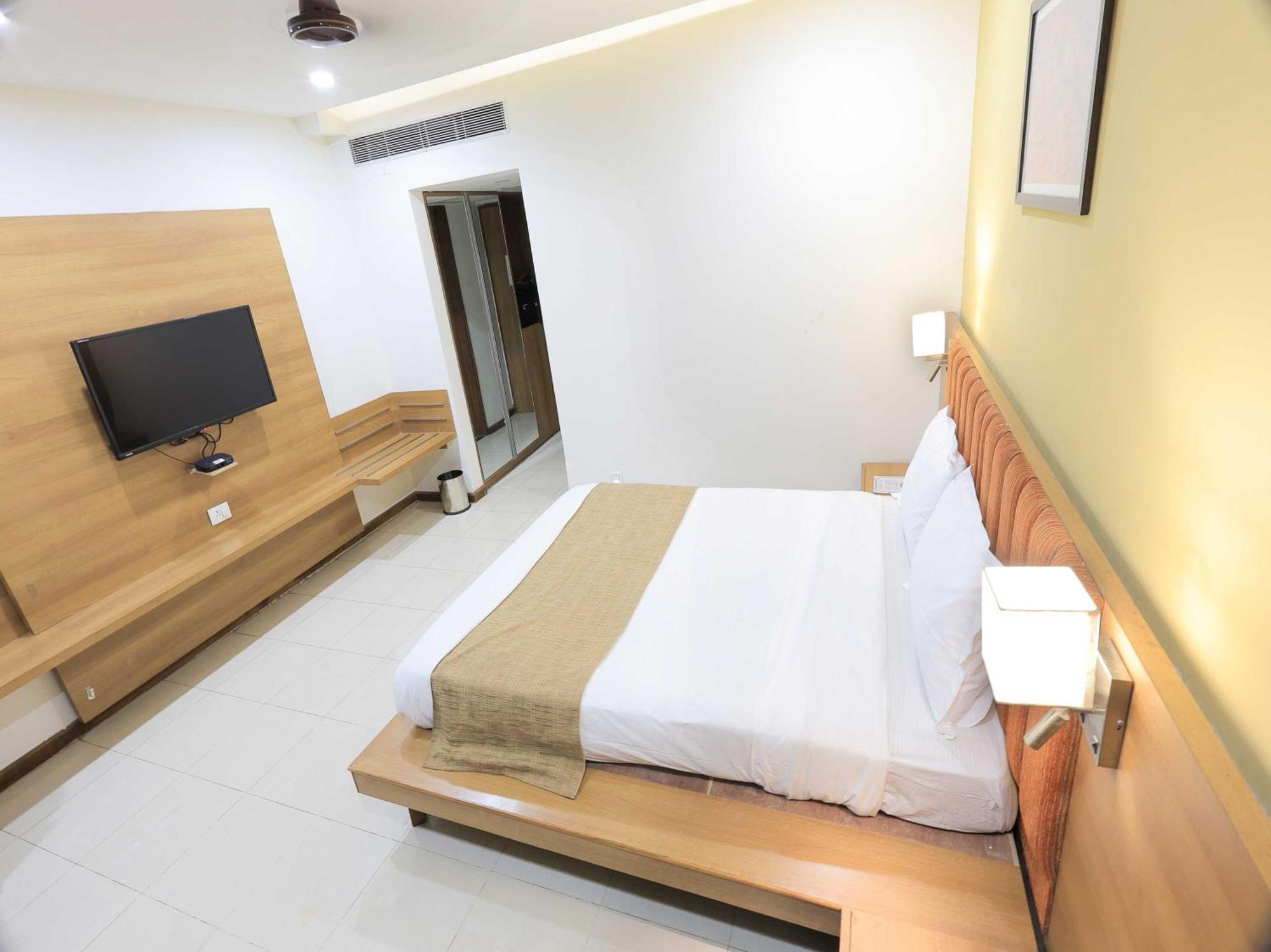 Palette Hotel Surya Vadodara Exterior foto